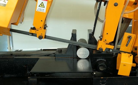 叠彩数控带锯床自动送料精度会出现偏差吗？